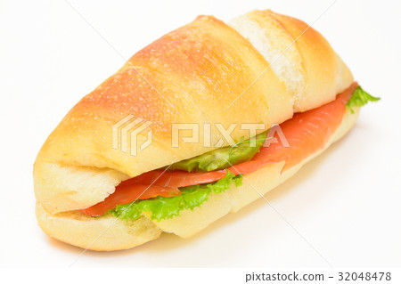 Delicious avocado salmon sand 32048478