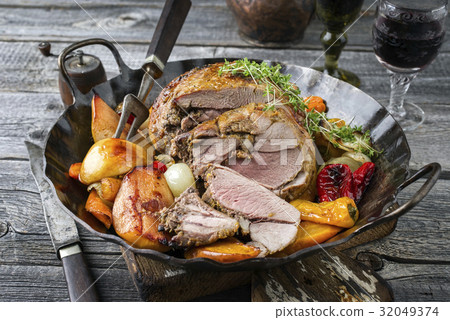 Leg of Lamb with Vegetable and Fruit in Iron Pan 32049374