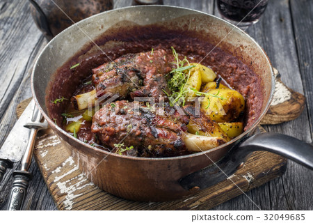 Lamb Knuckles with Freid Potatoes in Burgundy Sauc Lamb Knuckles with Freid Potatoes in Burgundy Sauc 32049685