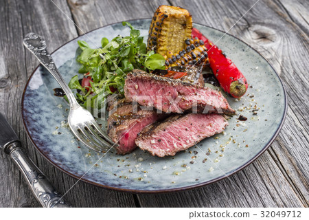 Barbecue Wagyu Tagliata with Salad and Vegetable 32049712