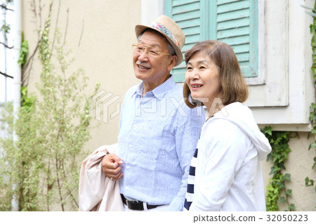 Senior couple traveling Senior couple traveling 32050223
