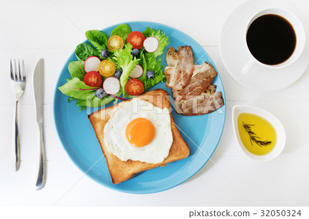 Eggplate用煙肉和沙拉 32050324