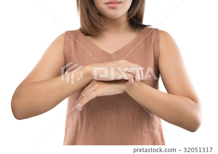 People scratch the itch with hand 32051317