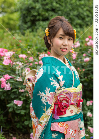 一個穿著和服的女人 32051639