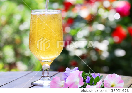 花園裡盛滿啤酒的啤酒 花園裡盛滿啤酒的啤酒 32051678