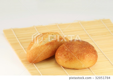 被環繞的麵包滾動了雪松白色背景 32051784