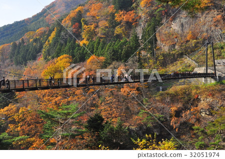 Kinugawa Onsen: Kinutateiwaotsuri Bridge and mountains covered with autumn leaves 32051974