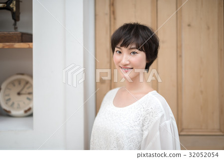 Young Lady Short Hair Perm Stock Photo 32052054 Pixta