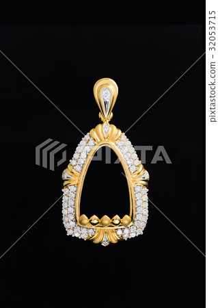 gold locket frame pendant with diamond 32053715