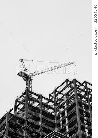 黑白 起重機 吊車 建築 鋼筋 鋼構 大樓 工程 施工 天空 直幅 32054340