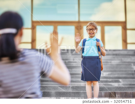 Parent and pupil go to school Parent and pupil go to school 32054751