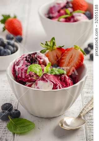 Ice cream with blueberries and strawberries Ice cream with blueberries and strawberries 32055188