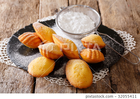 Homemade Madeleine cookies with sugar powder 32055411