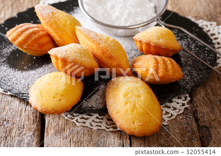 Cookies in the form of a shell - Madeleine closeup 32055414