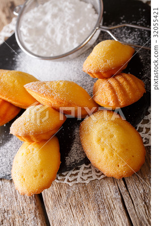 Golden Cookie shell Madeleine close-up 32055421