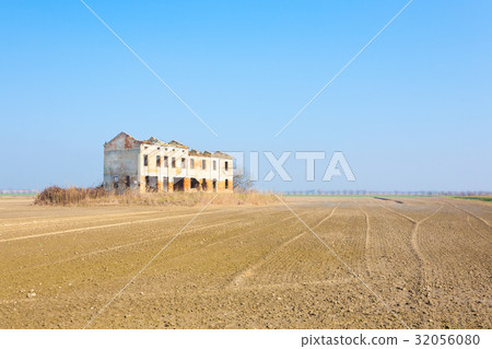 Rural Italian landscape from Po river lagoon. 32056080