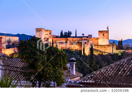 Alhambra fortress night view 32056396