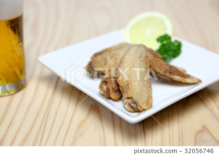 Deep-fried chicken wings Deep-fried chicken wings 32056746