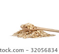 Isolated on white oat flakes 32056834
