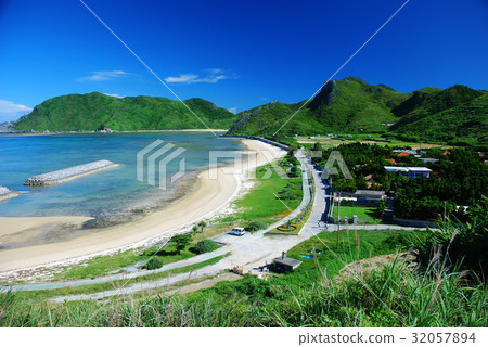 Settlement and sea on the west coast of Toganekijima 32057894
