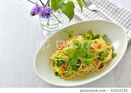Soybean and tomato spaghetti / pea shoots and tomato spaghetti Soybean and tomato spaghetti / pea shoots and tomato spaghetti 32058195