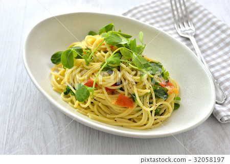Soybean and tomato spaghetti / pea shoots and tomato spaghetti Soybean and tomato spaghetti / pea shoots and tomato spaghetti 32058197