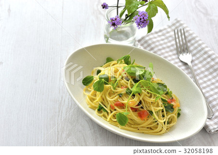 Soybean and tomato spaghetti / pea shoots and tomato spaghetti Soybean and tomato spaghetti / pea shoots and tomato spaghetti 32058198