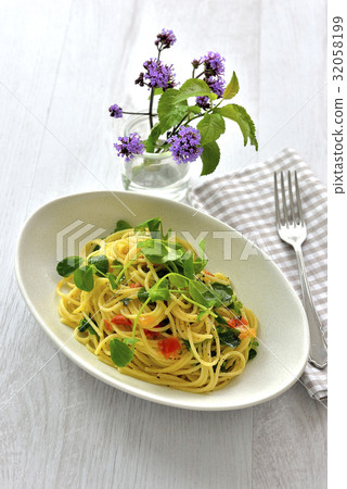 Soybean and tomato spaghetti / pea shoots and tomato spaghetti Soybean and tomato spaghetti / pea shoots and tomato spaghetti 32058199