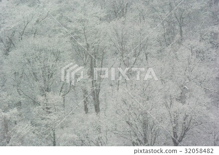 在冬天的山 32058482