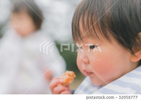 child, whelp, younger 32058777