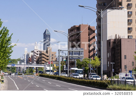從名古屋市Chikusa-ku Hirokoji Goto主要的道路車站的東山天空塔的視圖 32058855