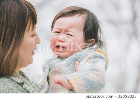 哭泣 哭 嬰兒 32059025