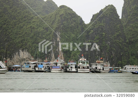 Halong Bay, Vietnam Halong Bay, Vietnam 32059080