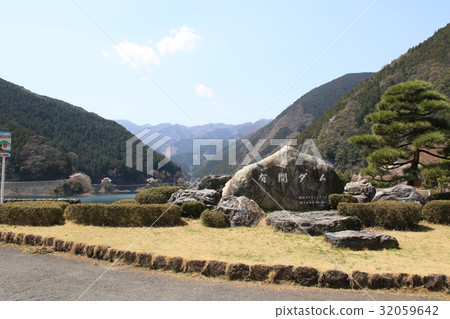 一個溫泉庭院的風景在早期的春天 一個溫泉庭院的風景在早期的春天 32059642
