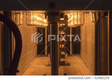 The pre-heat process of plastic bottle blowing The pre-heat process of plastic bottle blowing 32060239