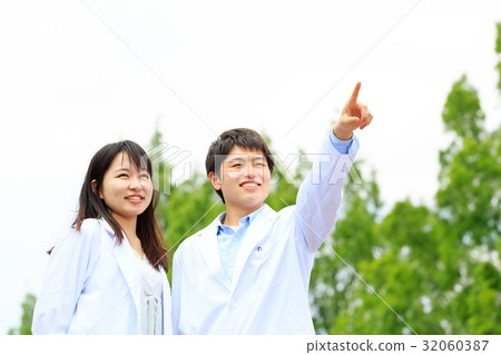 指向天空的年輕人和婦女合作：日本經濟大學 32060387