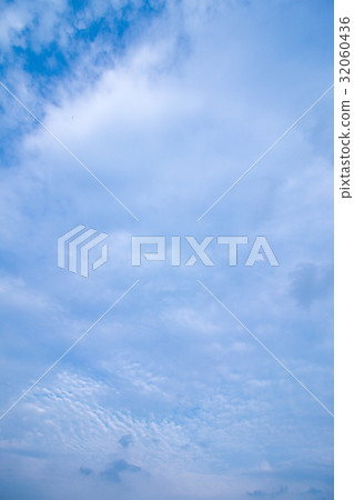 六月的天空和雲彩(垂直) 六月的天空和雲彩(垂直) 32060436