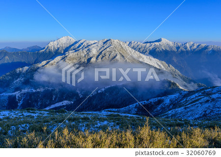 Hehuan Dongfeng and Qilai Mountain Peak Snow Scene 32060769
