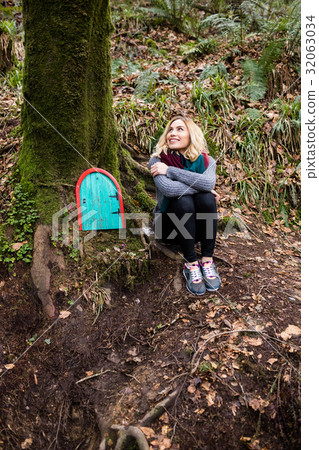 Beautiful woman sitting in forest Beautiful woman sitting in forest 32063034