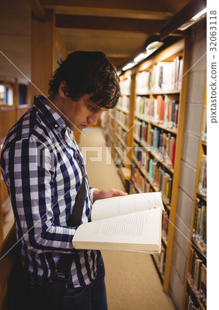 Student reading book in college library 32063118