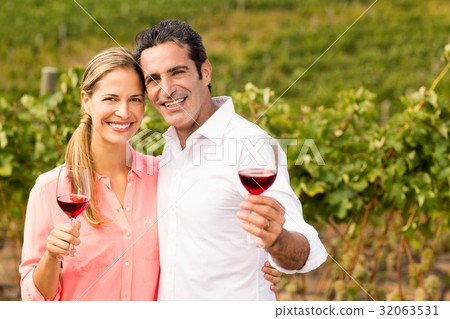 圖庫照片: portrait of happy couple holding glasses of wine