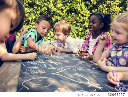 Group of kindergarten kids friends drawing art class outdoors 32065257