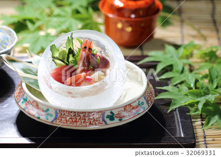 Buckwheat served in an ice pot Buckwheat served in an ice pot 32069331