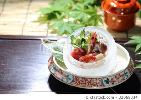 Buckwheat served in an ice pot Buckwheat served in an ice pot 32069334