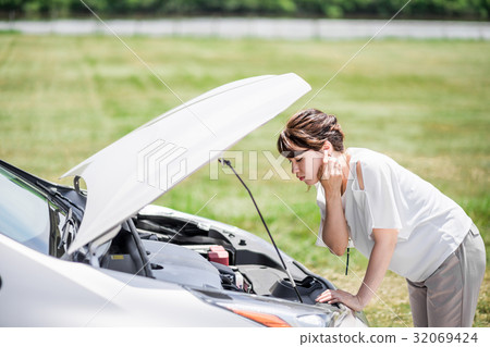 A woman who opens a bonnet 32069424