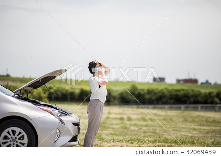 Breakdown car and female driver Breakdown car and female driver 32069439