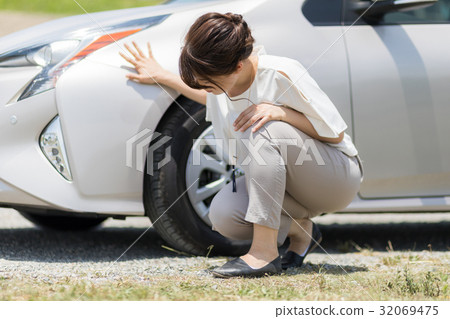 A woman who checks under the car 32069475