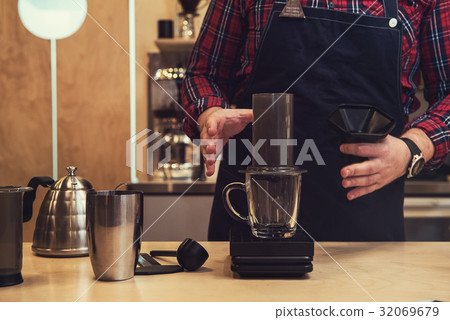 Barista brewing aeropress coffee Barista brewing aeropress coffee 32069679