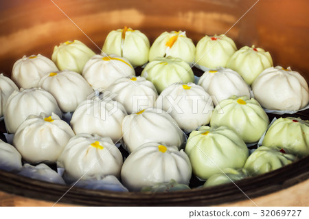 The steamed stuff bun or Chinese bun. 32069727