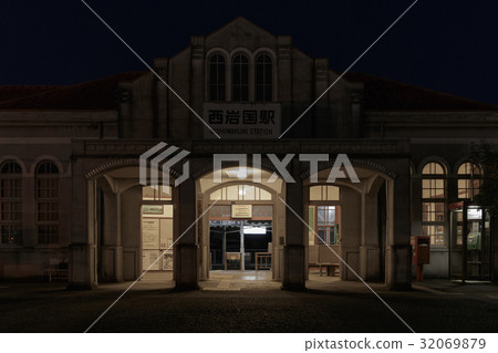 Nishiwakuni車站的夜景 Nishiwakuni車站的夜景 32069879
